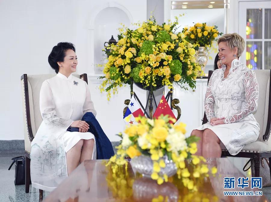 彭丽媛会见巴拿马总统夫人卡斯蒂略 并共同出席艾滋病防治公共宣传活动(图4)